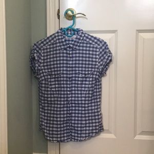 Blue-checkered collar shirt.